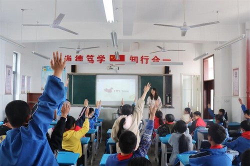 华体会官方版网站登录入口：一堂别开生面的“双语”思政课