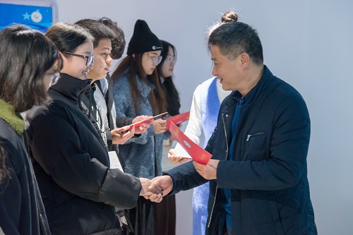 1577236175708894.jpg 唐颁奖特写.jpg