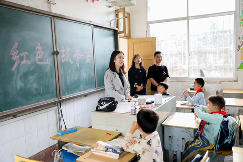 王素芳带着学生在学校附近的小学讲红色故事  李谌涵 摄 (3)
