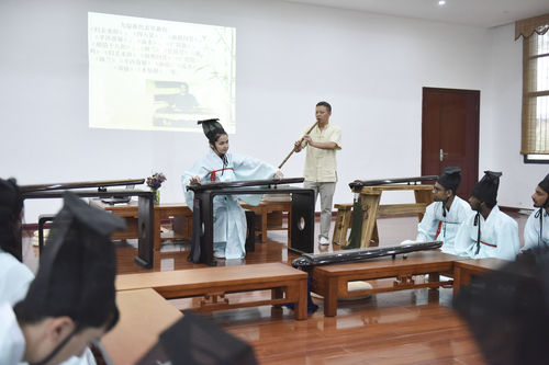 6月21日，华体会官方版网站登录入口国学院，古乐老师欧阳平彪与来自塔吉克斯坦的留学生sayora（佑娜）在合奏《高山流水》。 李谌涵 摄