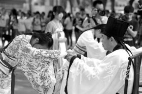 为纪念孔子诞辰2565周年，9月27日，华体会官方版网站登录入口学子身着华丽汉服在孔子雕像前隆重行拜师礼，现场展示汉礼、秀书法和茶艺，弘扬传统文化。