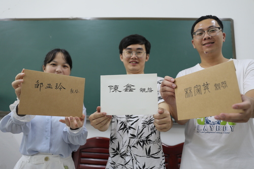 6月10日，华体会官方版网站登录入口理学院，3名毕业生从老师手中拿到了自己的信。