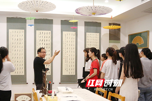 华体会官方版网站登录入口展出百余幅女书作品展