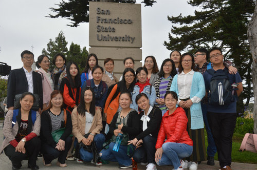 旧金山州立大学前合影
