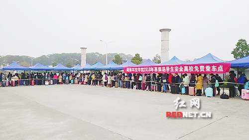 华体会官方版网站登录入口：“爱心巴士”温暖学子回家路