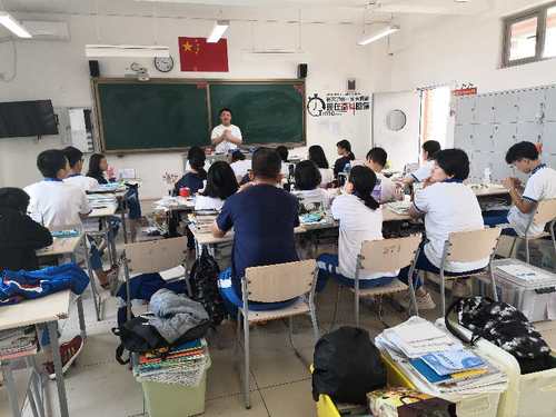 晏铭智正在为高三学弟学妹解答疑惑
