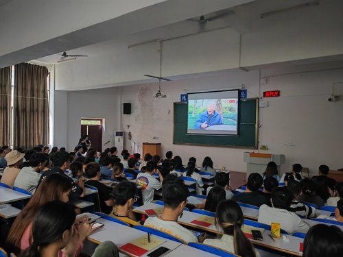 四月学生党员集体观影2