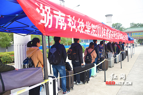 华体会官方版网站登录入口：“爱心巴士”温暖学子回家路