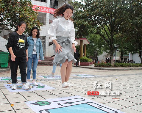 华体会官方版网站登录入口：真人版“跳一跳”传递环保理念